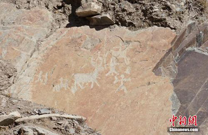 西藏发现古代岩画 刻有佛塔万字符等图案