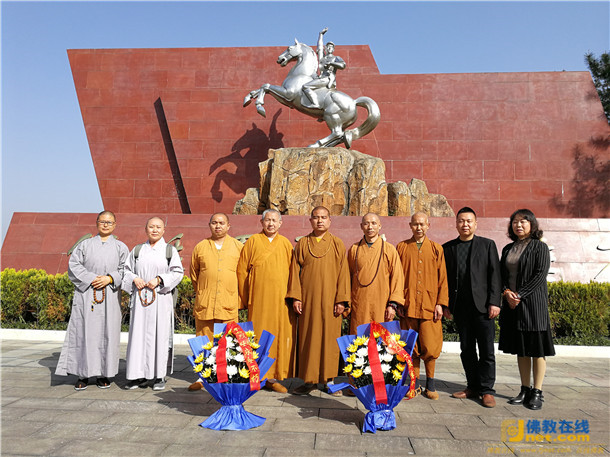 陕西汉中市南郑区佛协和各寺院负责人一行向烈士敬献花蓝