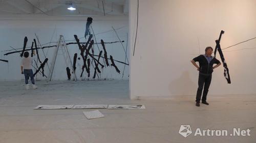 首个美术馆“白墙计划”收官日：谭平如何“对话”卡斯特利？ ()