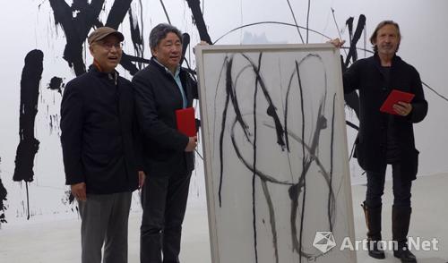 中国首个美术馆“白墙计划”揭幕 谭平“碰撞”卡斯特利