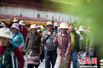 西藏迎来一年一度萨嘎达瓦节 信众斋戒转经纪念佛陀 ()