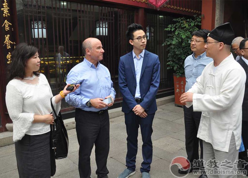 法国桑特市市长参观上海南市难民区纪念碑 ()