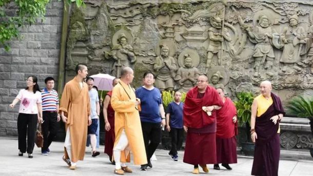 西藏自治区林芝市民族宗教系统到宝峰寺参访交流 ()