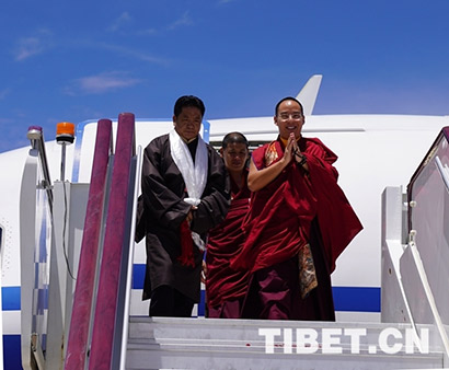 十一世班禅抵达西藏 开展调研及佛事活动_班禅-哈达-拉萨-信教-僧俗