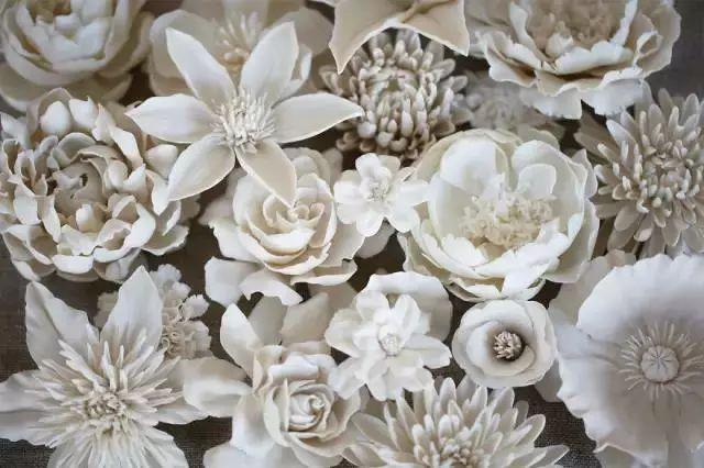 外国大叔将陶瓷玩出“花样”_自己的-花朵-陶瓷-的花-制作 ()