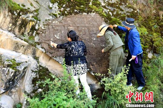 青海发现保存最为完整的摩崖石刻藏经_石刻-摩崖-青海省-经文-藏文