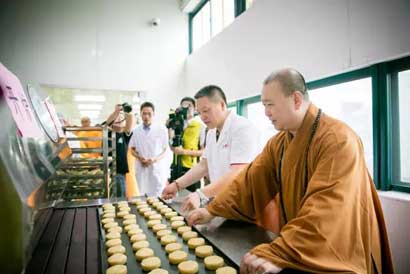 寺院手工做的月饼，30多万人抢着买！_月饼-玉佛-禅寺-口味-手工
