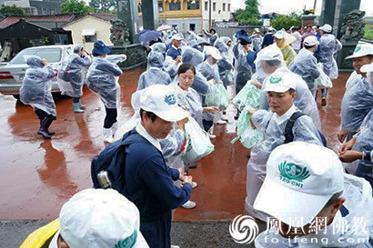 台湾发生水灾 慈济发放两万余份热食帮助民众清理家园_慈济-志工-民众-救灾-清理