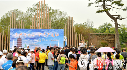 暖心！300名扬州市民用行走为孤寡老人筹集月饼_扬州-爱心-中秋-运河-自己的