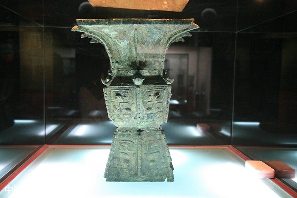 商代用何特殊工艺在原始的条件制作出精美的青铜器物_提梁-殷墟-青铜器-出土-方式