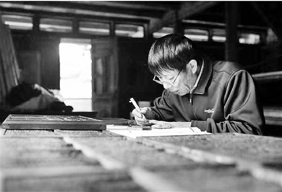 匠人修炼40多年：他刻的木活字比机器刻的还好_活字-活字印刷-东源-家谱-族谱